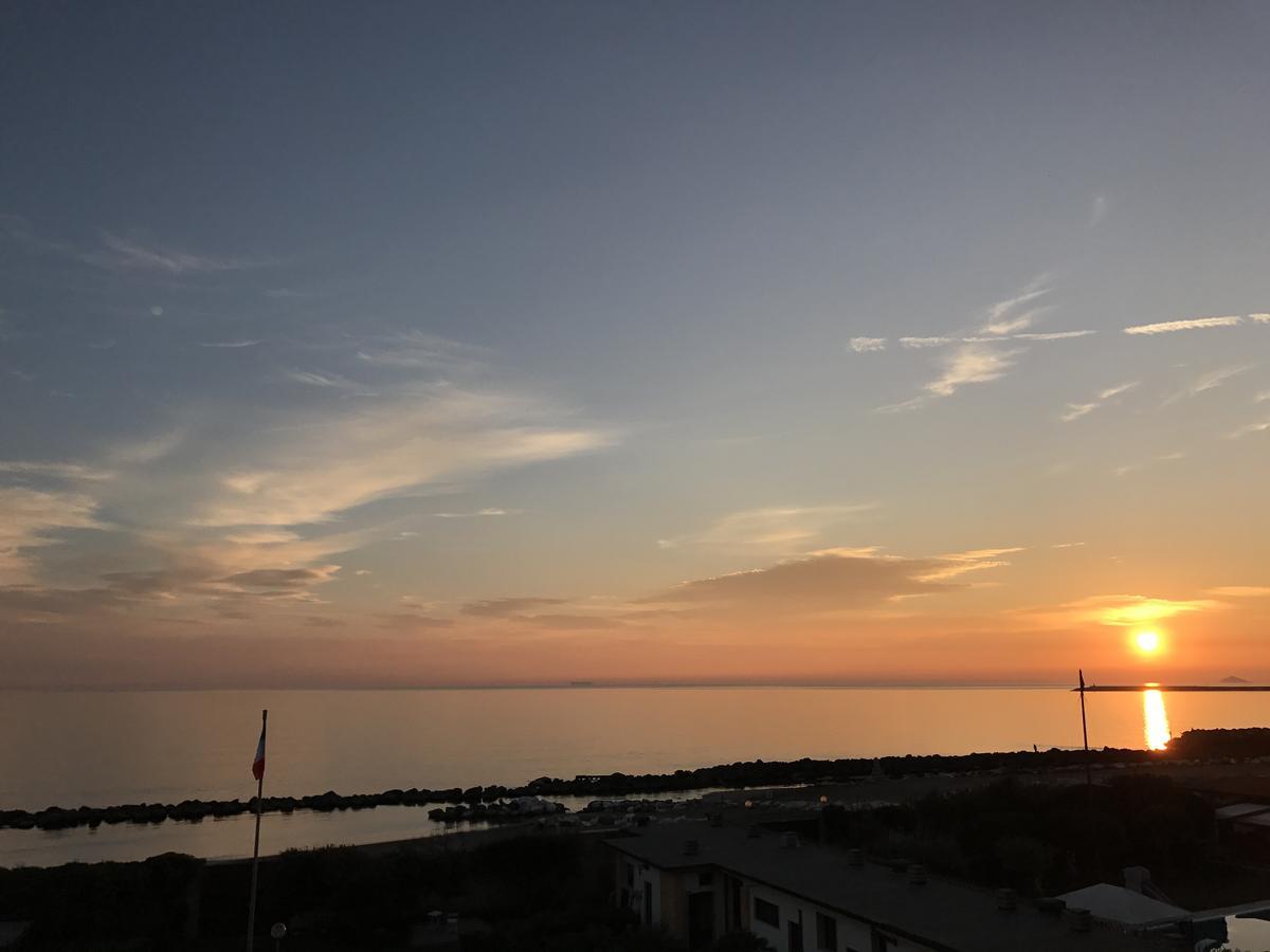 Ostello Apuano Marina Di Carrara Kültér fotó